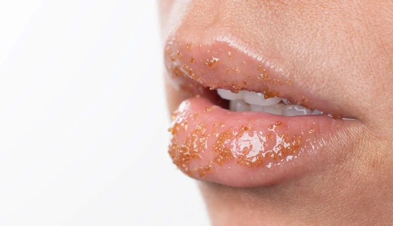 7 Kebiasaan Pagi untuk Bibir yang Lebih Sehata