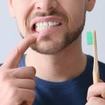 10 Tips Sikat Gigi untuk Penderita Gusi Sensitif