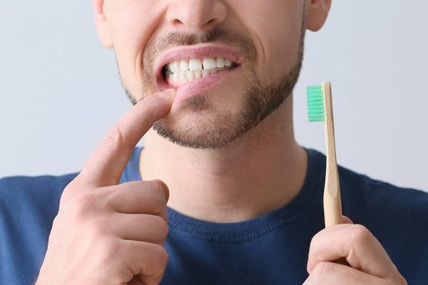 10 Tips Sikat Gigi untuk Penderita Gusi Sensitif