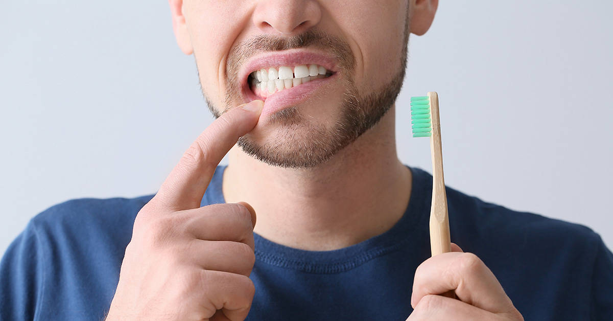 10 Tips Sikat Gigi untuk Penderita Gusi Sensitif