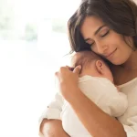 7 Cara Melindungi Bahu Saat Menggendong Anak