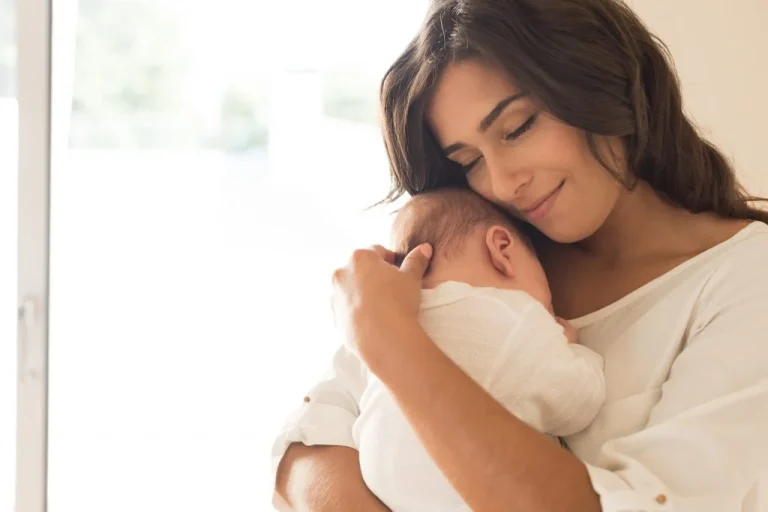 7 Cara Melindungi Bahu Saat Menggendong Anak