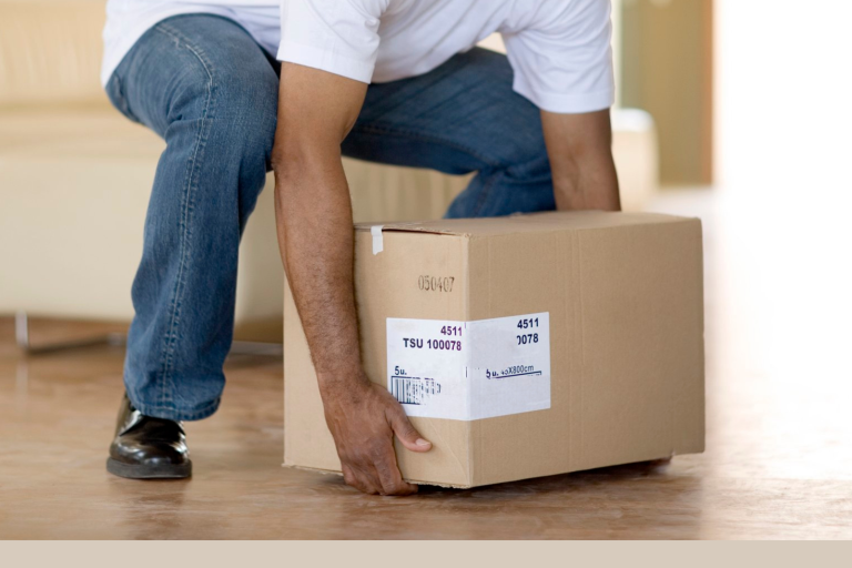 7 Langkah Aman Saat Membawa Beban Berat agar Lutut Tidak Terluka